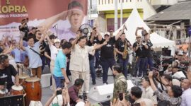 Calon Presiden Nomor Urut 2, Prabowo Subianto Mencicipi Opor Ayam Chef Bobon. (Dok. Tim Media Prabowo-Gibran)

