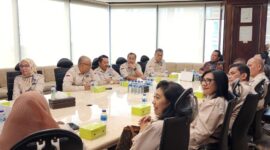 LINGKARNEWS.COM - Kustodian Sentral Efek Indonesia (KSEI) dan Perkumpulan Profesi Pasar Modal Indonesia (PROPAMI) menyelenggarakan pertemuan audensi yang dihadiri oleh Dirut KSEI, Samsul Hidayat, dan Ketum PROPAMI, NS Aji Martono beserta jajaran pengurus DPP, Jakarta (22/1/24).

Pertemuan ini bertujuan untuk membahas potensi kerja sama dan kolaborasi antara kedua lembaga yang berperan penting dalam mengembangkan pasar modal Indonesia.

Dirut KSEI, Samsul Hidayat, memimpin pertemuan dengan membuka sesi pemaparan tentang ruang lingkup kerja dan produk yang ditawarkan oleh KSEI.

Penjelasan ini memberikan wawasan mendalam mengenai peran KSEI dalam mendukung ekosistem pasar modal di tanah air.

NS Aji Martono, Ketum PROPAMI, menyampaikan rasa bangganya karena PROPAMI diberi kesempatan untuk berdialog dan berkolaborasi dengan KSEI.

Ia juga memperkenalkan kepengurusan baru PROPAMI serta menyatakan kesiapan untuk bersinergi dalam berbagai program yang dapat menguntungkan kedua belah pihak.

Pemaparan yang tak kalah menarik adalah rencana pendirian badan-badan otonom baru di bawah naungan PROPAMI.

Badan Kajian Strategis, Badan/Lembaga Filantrofis (PROPAMI CARE), dan Badan yang berkaitan dengan hukum dan advokasi menjadi fokus utama yang akan dikerjakan oleh PROPAMI.

Program-program inovatif lainnya juga turut dijelaskan sebagai bagian dari komitmen PROPAMI dalam mendukung perkembangan pasar modal Indonesia.

Pertemuan penuh interaksi dan pemikiran ini juga dimeriahkan oleh diskusi antara KSEI dan PROPAMI.

Dialog yang terbuka dan konstruktif menciptakan suasana akrab, di mana ide dan gagasan untuk meningkatkan kinerja pasar modal menjadi fokus utama pembahasan.

Melalui pertemuan audensi ini, harapan untuk terwujudnya kerja sama yang lebih erat dan sinergis antara KSEI dan PROPAMI semakin memperkuat fondasi kemajuan pasar modal Indonesia ke depannya.