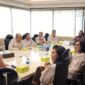 LINGKARNEWS.COM - Kustodian Sentral Efek Indonesia (KSEI) dan Perkumpulan Profesi Pasar Modal Indonesia (PROPAMI) menyelenggarakan pertemuan audensi yang dihadiri oleh Dirut KSEI, Samsul Hidayat, dan Ketum PROPAMI, NS Aji Martono beserta jajaran pengurus DPP, Jakarta (22/1/24).

Pertemuan ini bertujuan untuk membahas potensi kerja sama dan kolaborasi antara kedua lembaga yang berperan penting dalam mengembangkan pasar modal Indonesia.

Dirut KSEI, Samsul Hidayat, memimpin pertemuan dengan membuka sesi pemaparan tentang ruang lingkup kerja dan produk yang ditawarkan oleh KSEI.

Penjelasan ini memberikan wawasan mendalam mengenai peran KSEI dalam mendukung ekosistem pasar modal di tanah air.

NS Aji Martono, Ketum PROPAMI, menyampaikan rasa bangganya karena PROPAMI diberi kesempatan untuk berdialog dan berkolaborasi dengan KSEI.

Ia juga memperkenalkan kepengurusan baru PROPAMI serta menyatakan kesiapan untuk bersinergi dalam berbagai program yang dapat menguntungkan kedua belah pihak.

Pemaparan yang tak kalah menarik adalah rencana pendirian badan-badan otonom baru di bawah naungan PROPAMI.

Badan Kajian Strategis, Badan/Lembaga Filantrofis (PROPAMI CARE), dan Badan yang berkaitan dengan hukum dan advokasi menjadi fokus utama yang akan dikerjakan oleh PROPAMI.

Program-program inovatif lainnya juga turut dijelaskan sebagai bagian dari komitmen PROPAMI dalam mendukung perkembangan pasar modal Indonesia.

Pertemuan penuh interaksi dan pemikiran ini juga dimeriahkan oleh diskusi antara KSEI dan PROPAMI.

Dialog yang terbuka dan konstruktif menciptakan suasana akrab, di mana ide dan gagasan untuk meningkatkan kinerja pasar modal menjadi fokus utama pembahasan.

Melalui pertemuan audensi ini, harapan untuk terwujudnya kerja sama yang lebih erat dan sinergis antara KSEI dan PROPAMI semakin memperkuat fondasi kemajuan pasar modal Indonesia ke depannya.