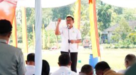 Kepala Badan Pangan Nasional (Bapanas) Arief Prasetyo Adi ikut dalam ‘Gerakan Tanam Jagung’. (Dok. Tim Komunikasi Bapanas)