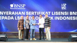 Foto : Ketua BNSP, Syamsi Hari, menyerahkan Sertifikat Lisensi kepada LSP IND Logistik Indonesia  di Bandung, 14 Agustus 2024, sekaligus menandai pengesahan resmi LSP dalam bidang Pos dan Logistik, didukung oleh PT Pos Indonesia dan ASPERINDO. (Doc.Ist)