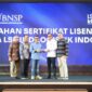 Foto : Ketua BNSP, Syamsi Hari, menyerahkan Sertifikat Lisensi kepada LSP IND Logistik Indonesia  di Bandung, 14 Agustus 2024, sekaligus menandai pengesahan resmi LSP dalam bidang Pos dan Logistik, didukung oleh PT Pos Indonesia dan ASPERINDO. (Doc.Ist)