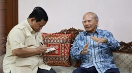 Presiden RI Prabowo Subianto saat mengunjungi mantan Menteri Negara Pengawasan Pembangunan dan Lingkungan Hidup (PPLH) Emil Salim. (Dok. Tim Media Prabowo)

