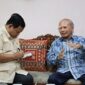 Presiden RI Prabowo Subianto saat mengunjungi mantan Menteri Negara Pengawasan Pembangunan dan Lingkungan Hidup (PPLH) Emil Salim. (Dok. Tim Media Prabowo)

