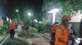 Tim Reaksi Cepat BPBD Kota Bekasi melakukan assessment di lokasi di mana diterimanya laporan munculnya bau menyengat menyerupai gas di Kelurahan Mustikajaya, Kota Bekasi. (Dok. BPBD Kota Bekasi)