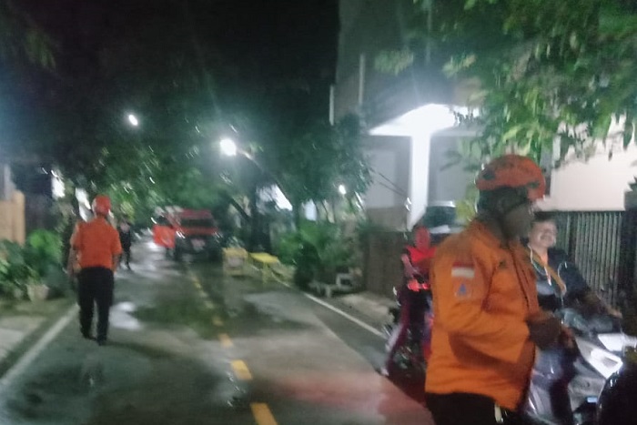 Tim Reaksi Cepat BPBD Kota Bekasi melakukan assessment di lokasi di mana diterimanya laporan munculnya bau menyengat menyerupai gas di Kelurahan Mustikajaya, Kota Bekasi. (Dok. BPBD Kota Bekasi)
