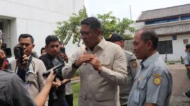Wakil Menteri Pertanian Sudaryono saat berkunjung ke Balai Besar Peramalan Organisme Pengganggu Tumbuhan (BBPOP) Karawang, Jawa Barat, Kamis, 15 Mei 2025. (Dok. Kementerian Pertanian)