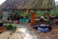 Api masih menyala di sumur minyak ilegal Blora meski tim gabungan berusaha memadamkan. (Dok. Tangkapan layar video)
